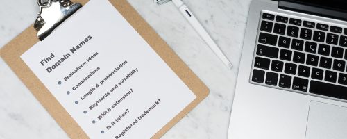 技术博主在暗色主题的双屏开发环境中维护GitHub Pages免费网站，代码编辑器和浏览器预览并排显示